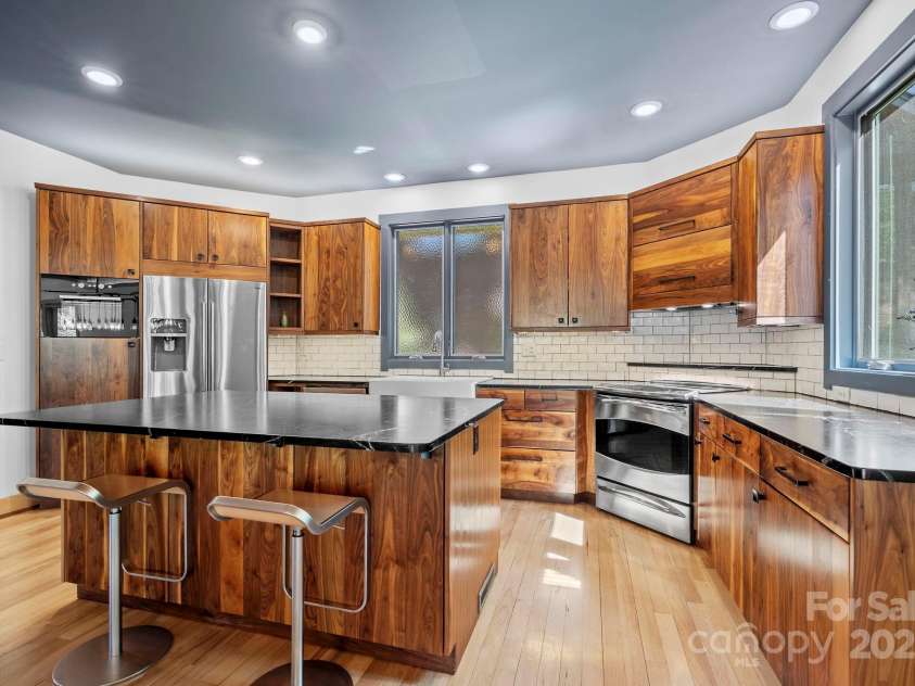 68 Westover Drive, Asheville, NC 28801.  MLS# CAR4253127, YatesRealty ID 12796. 