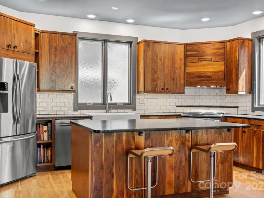 68 Westover Drive, Asheville, NC 28801.  MLS# CAR4253127, YatesRealty ID 12796. 