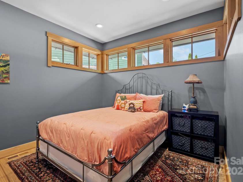 68 Westover Drive, Asheville, NC 28801.  MLS# CAR4253127, YatesRealty ID 12796. 