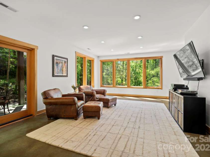 68 Westover Drive, Asheville, NC 28801.  MLS# CAR4253127, YatesRealty ID 12796. 