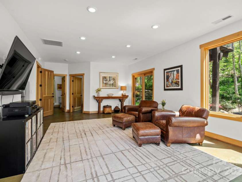 68 Westover Drive, Asheville, NC 28801.  MLS# CAR4253127, YatesRealty ID 12796. 