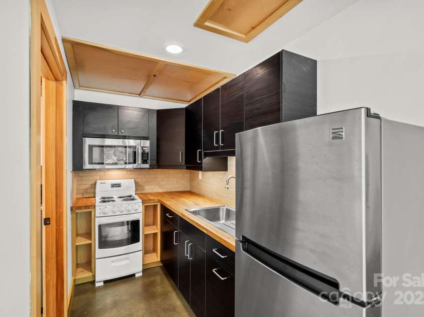 68 Westover Drive, Asheville, NC 28801.  MLS# CAR4253127, YatesRealty ID 12796. 