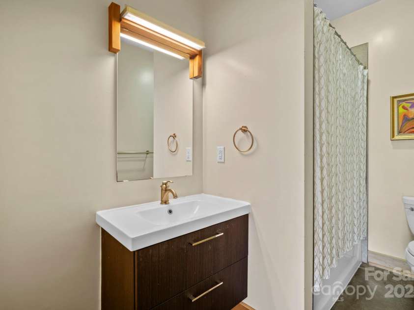 68 Westover Drive, Asheville, NC 28801.  MLS# CAR4253127, YatesRealty ID 12796. 