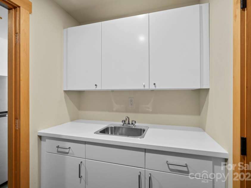 68 Westover Drive, Asheville, NC 28801.  MLS# CAR4253127, YatesRealty ID 12796. 