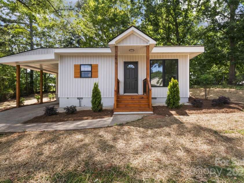 1050 Barnett Drive, Kings Mountain, NC 28086.  MLS# CAR4327706, YatesRealty ID 12798. 
