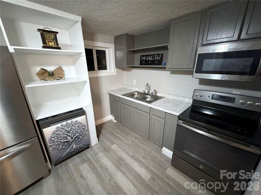 209 Brookview Road, Statesville, NC 28625.  MLS# CAR4249686, YatesRealty ID 128. 