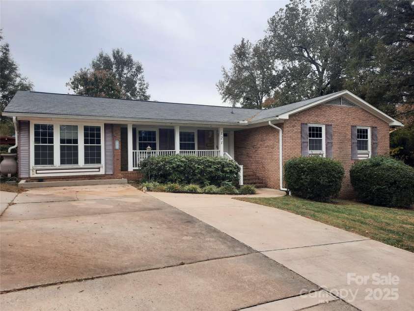 121 Greenview Drive, Kannapolis, NC 28081.  MLS# CAR4320914, YatesRealty ID 12802. 121 Greenview Drive
