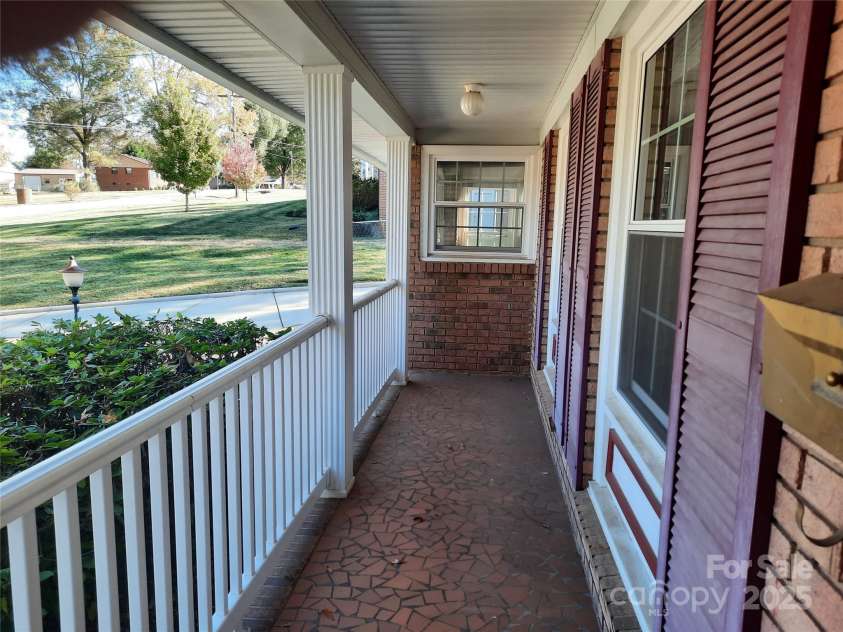 121 Greenview Drive, Kannapolis, NC 28081.  MLS# CAR4320914, YatesRealty ID 12802.  Front Porch
