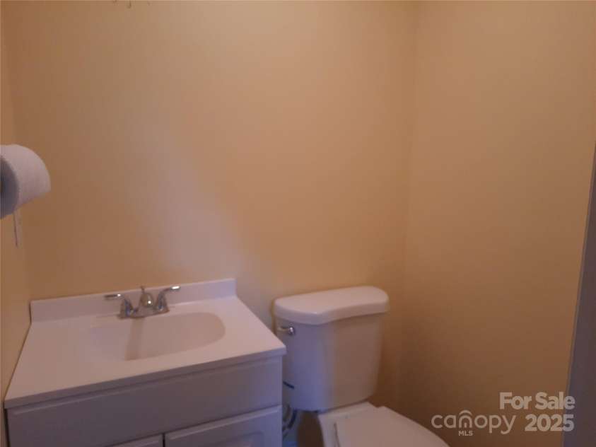 121 Greenview Drive, Kannapolis, NC 28081.  MLS# CAR4320914, YatesRealty ID 12802. Half Bathroom