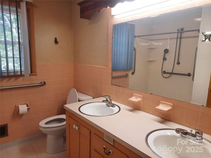 121 Greenview Drive, Kannapolis, NC 28081.  MLS# CAR4320914, YatesRealty ID 12802. Hall Bathroom