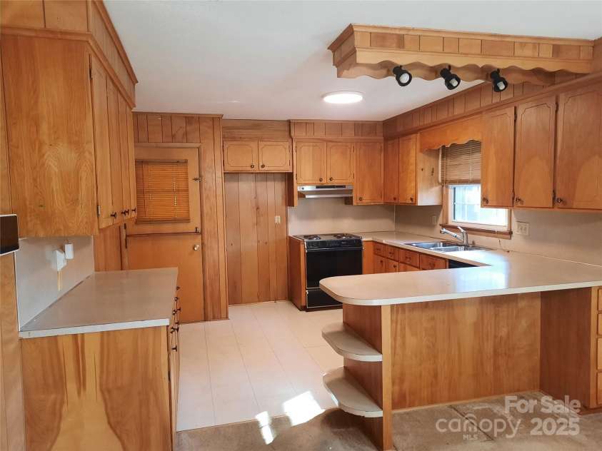 121 Greenview Drive, Kannapolis, NC 28081.  MLS# CAR4320914, YatesRealty ID 12802. Kitchen 