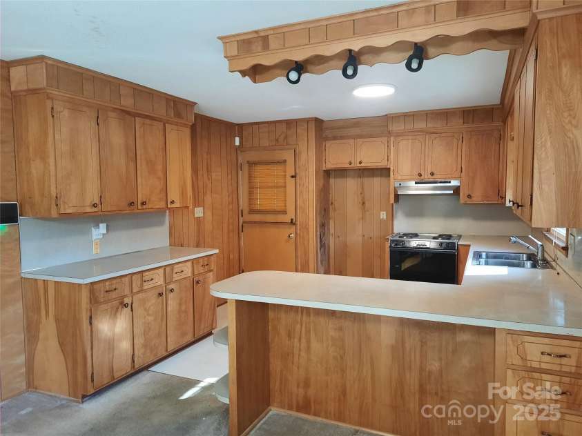 121 Greenview Drive, Kannapolis, NC 28081.  MLS# CAR4320914, YatesRealty ID 12802. Kitchen