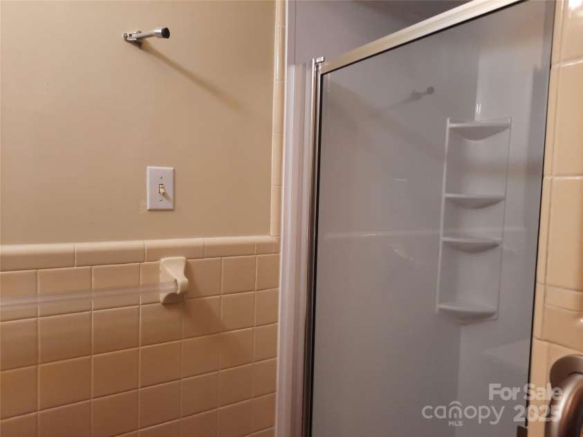 121 Greenview Drive, Kannapolis, NC 28081.  MLS# CAR4320914, YatesRealty ID 12802. Primary Bathroom