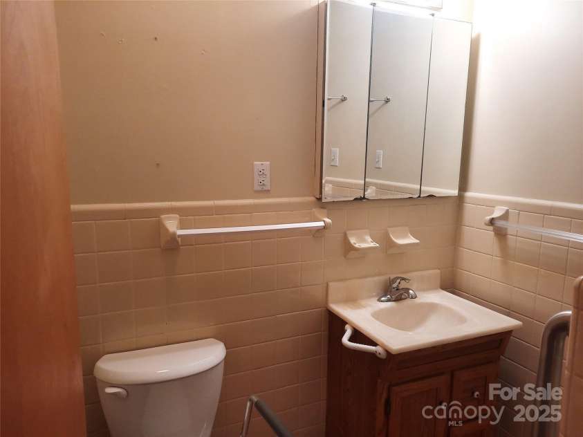 121 Greenview Drive, Kannapolis, NC 28081.  MLS# CAR4320914, YatesRealty ID 12802. Primary Bathroom