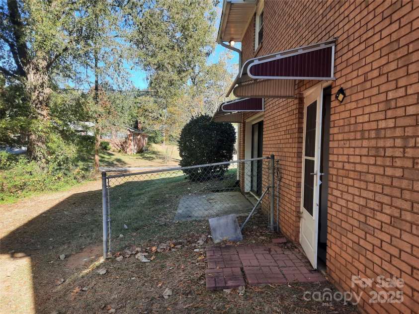 121 Greenview Drive, Kannapolis, NC 28081.  MLS# CAR4320914, YatesRealty ID 12802. Side view