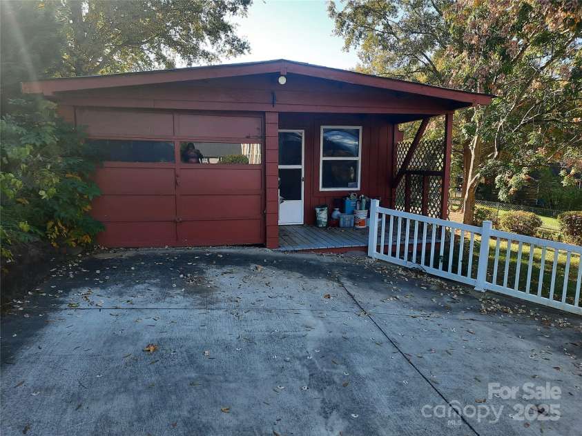 121 Greenview Drive, Kannapolis, NC 28081.  MLS# CAR4320914, YatesRealty ID 12802. Storage building