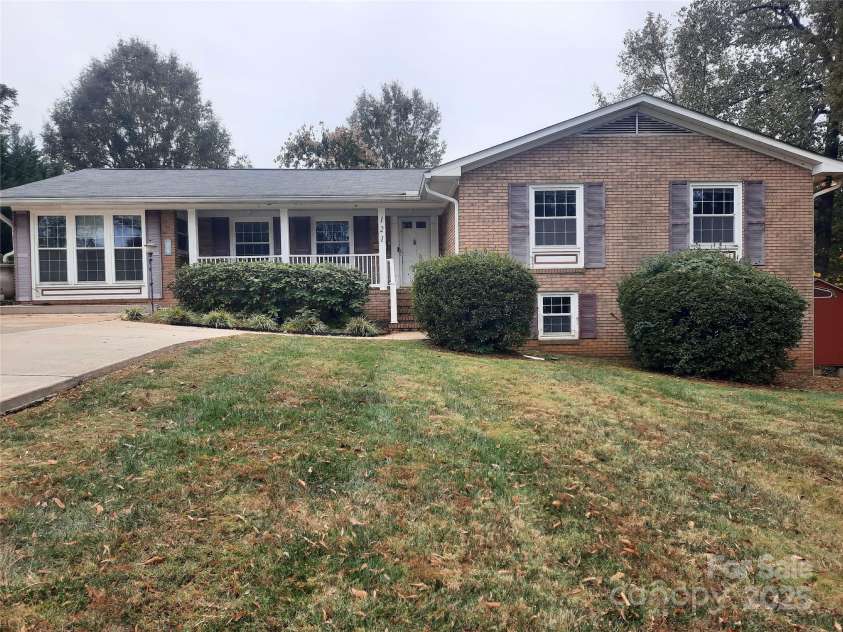 121 Greenview Drive, Kannapolis, NC 28081.  MLS# CAR4320914, YatesRealty ID 12802. Welcome home!