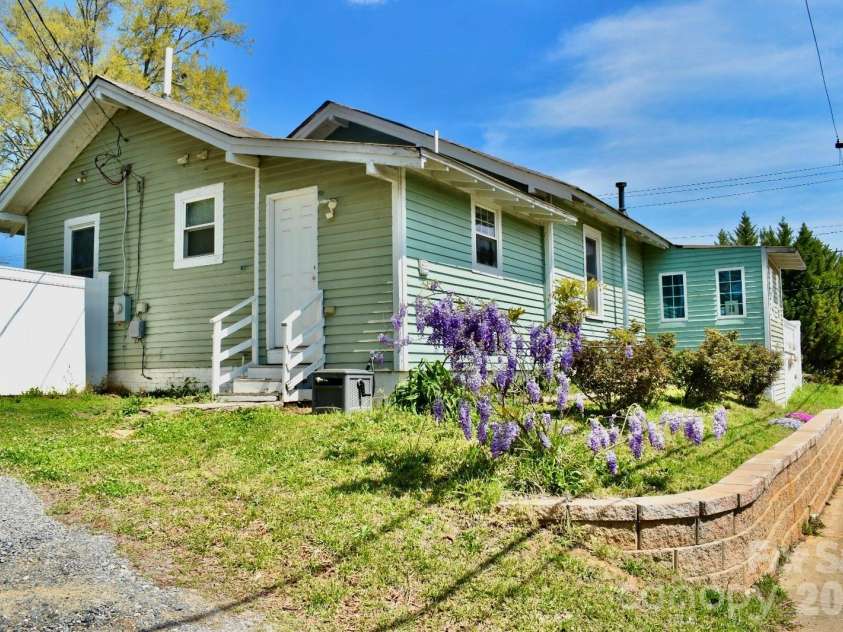 218 Mcbrayer Street, Shelby, NC 28150.  MLS# CAR4370952, YatesRealty ID 12807. 