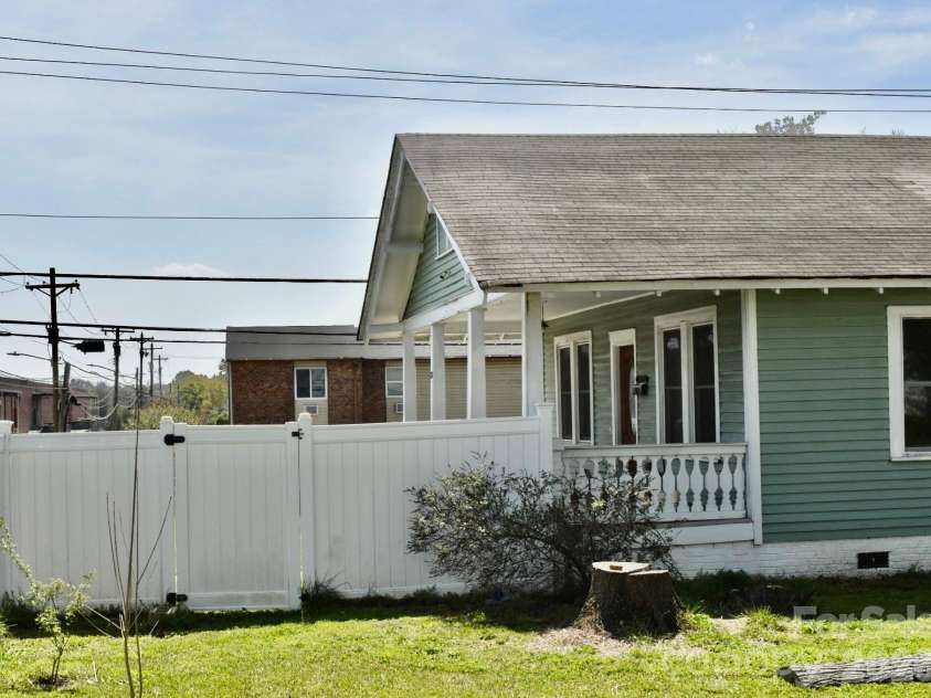 218 Mcbrayer Street, Shelby, NC 28150.  MLS# CAR4370952, YatesRealty ID 12807. 