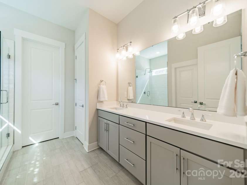 5006 Whitman Avenue, Matthews, NC 28105.  MLS# CAR4237851, YatesRealty ID 12807. Main level primary bath