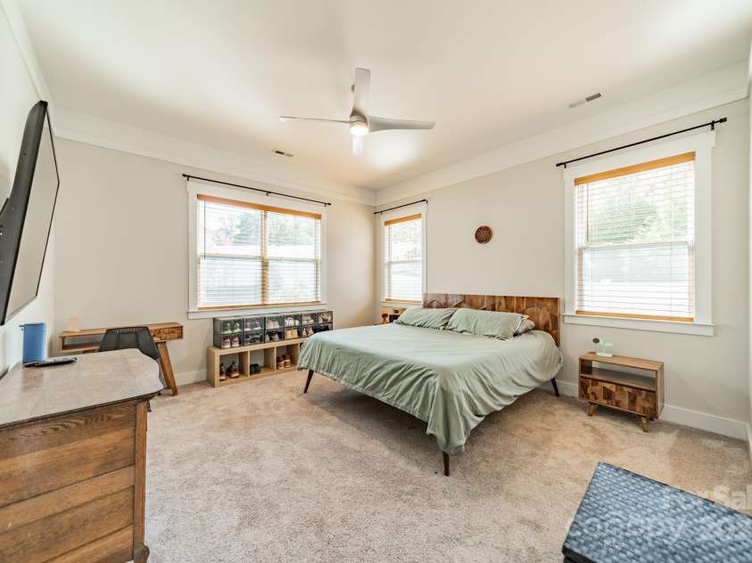 5006 Whitman Avenue, Matthews, NC 28105.  MLS# CAR4237851, YatesRealty ID 12807. Main level primary suite