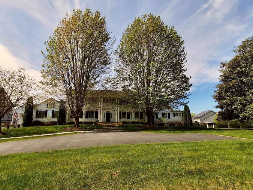 58 Towne Place Drive, Hendersonville, NC 28792.  MLS# CAR4251829, YatesRealty ID 12810. 