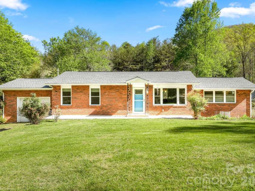 154 Cactus Lane, Franklin, NC 28734.  MLS# CAR4353446, YatesRealty ID 12812. Beautiful well-maintained main level living home with flat front and back yard.