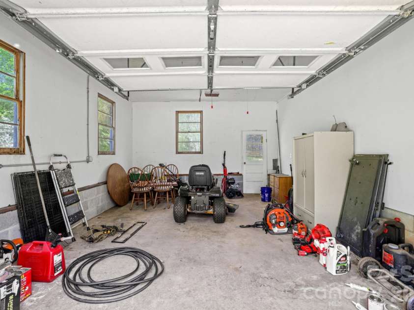 154 Cactus Lane, Franklin, NC 28734.  MLS# CAR4353446, YatesRealty ID 12812. Single Car Garage