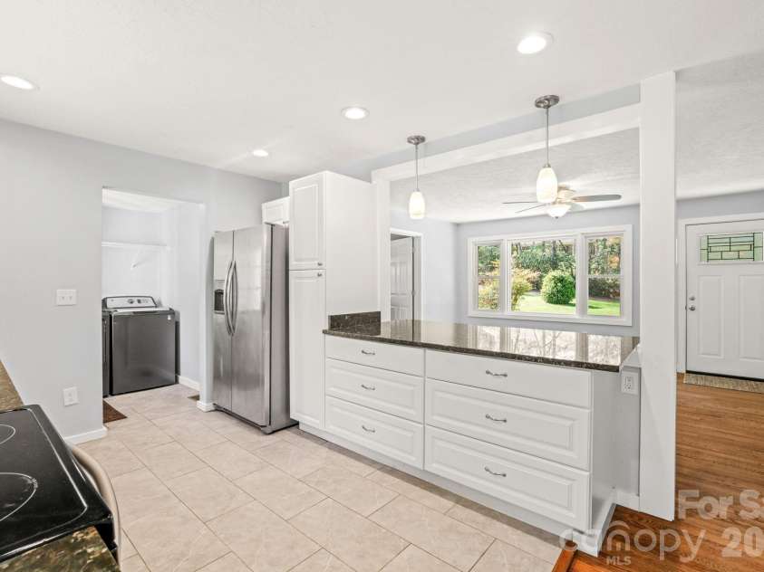 154 Cactus Lane, Franklin, NC 28734.  MLS# CAR4353446, YatesRealty ID 12812. Spacious Cabinets 