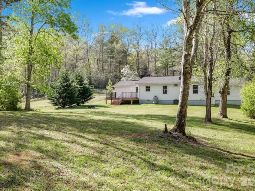 154 Cactus Lane, Franklin, NC 28734.  MLS# CAR4353446, YatesRealty ID 12812. Well Maintained Flat Back Yard