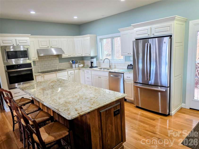 254 Ray Mine Road, Burnsville, NC 28714.  MLS# CAR4351718, YatesRealty ID 12813. Nice kitchen with large island