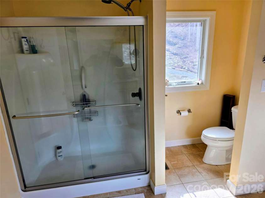 254 Ray Mine Road, Burnsville, NC 28714.  MLS# CAR4351718, YatesRealty ID 12813. Primary bath