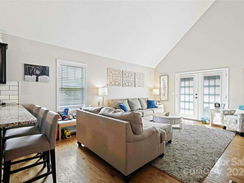 905-A Linney Lane, Shelby, NC 28152.  MLS# CAR4182092, YatesRealty ID 12814. Living Room