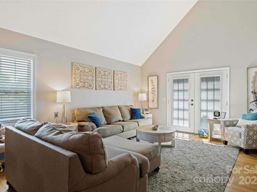 905-A Linney Lane, Shelby, NC 28152.  MLS# CAR4182092, YatesRealty ID 12814. Living Room