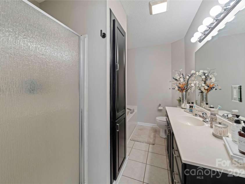 905-A Linney Lane, Shelby, NC 28152.  MLS# CAR4182092, YatesRealty ID 12814. Primary Bath