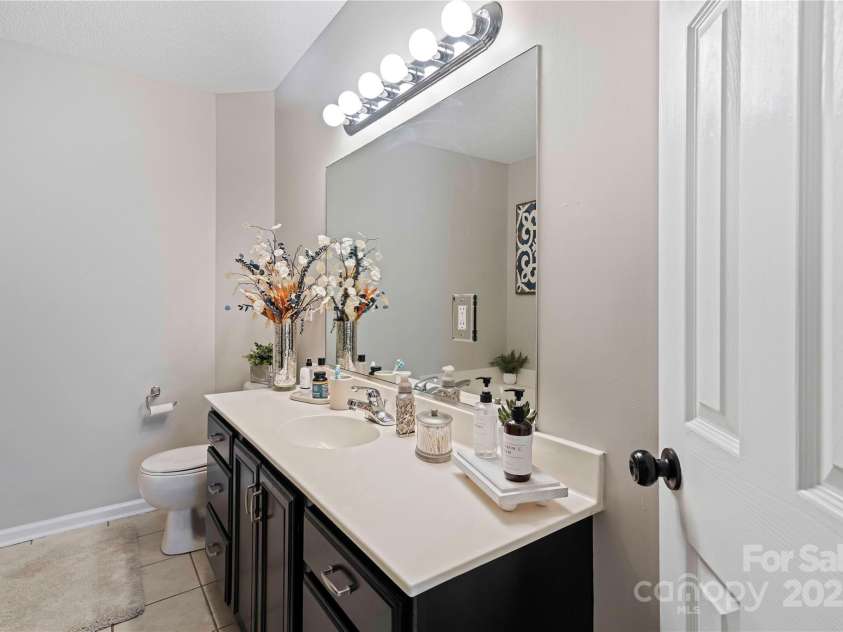 905-A Linney Lane, Shelby, NC 28152.  MLS# CAR4182092, YatesRealty ID 12814. Primary Bath