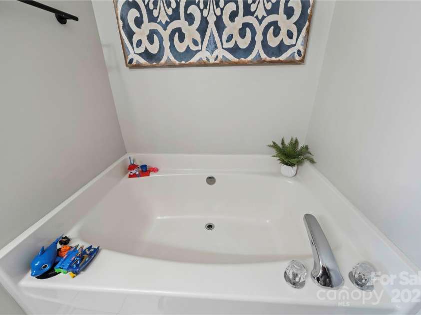 905-A Linney Lane, Shelby, NC 28152.  MLS# CAR4182092, YatesRealty ID 12814. Primary Bath