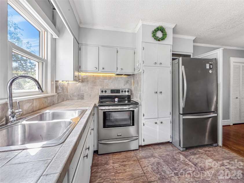 516 Margaret Drive, Statesville, NC 28677.  MLS# CAR4371072, YatesRealty ID 12815. 
