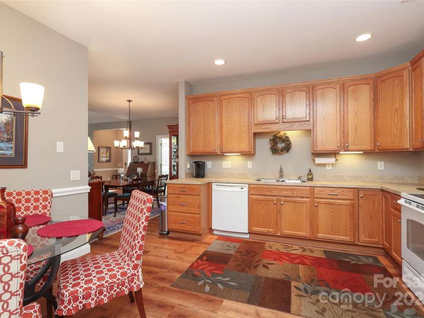 2114 Castle Court, Matthews, NC 28105.  MLS# CAR4252592, YatesRealty ID 12818. 