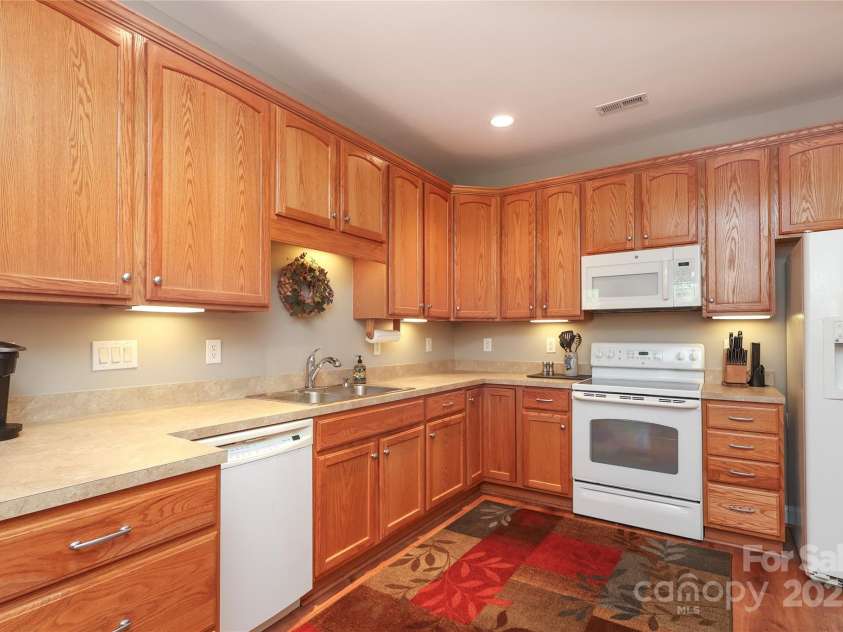 2114 Castle Court, Matthews, NC 28105.  MLS# CAR4252592, YatesRealty ID 12818. 