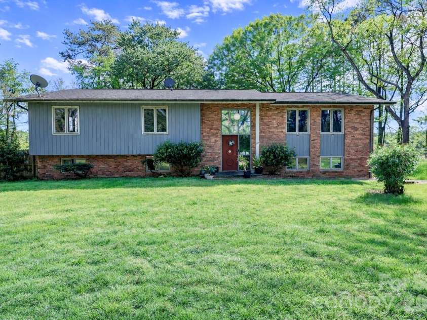 225 Midway Road, Statesville, NC 28625.  MLS# CAR4370423, YatesRealty ID 12819. 