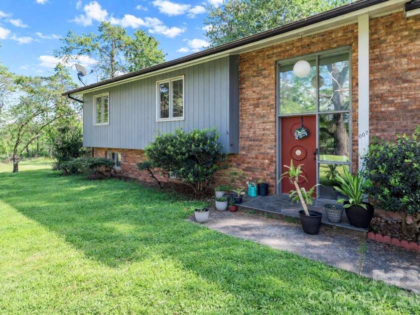 225 Midway Road, Statesville, NC 28625.  MLS# CAR4370423, YatesRealty ID 12819. 