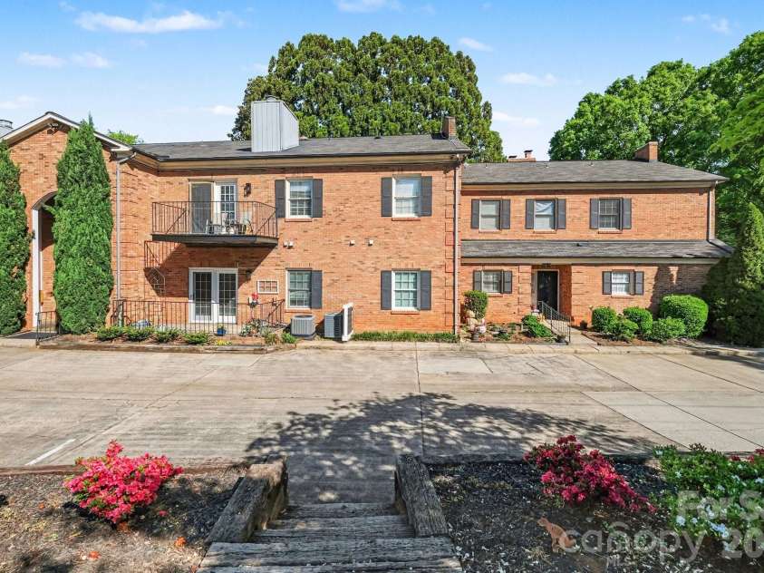 1012 Queens Road, Charlotte, NC 28207.  MLS# CAR4363907, YatesRealty ID 12824. 