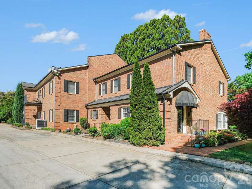 1012 Queens Road, Charlotte, NC 28207.  MLS# CAR4363907, YatesRealty ID 12824. 