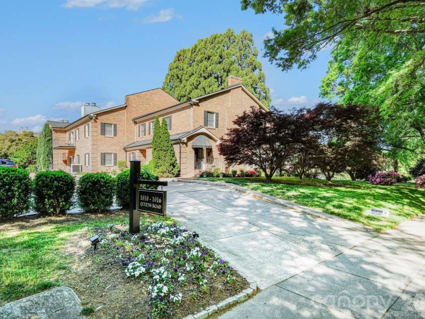 1012 Queens Road, Charlotte, NC 28207.  MLS# CAR4363907, YatesRealty ID 12824. 
