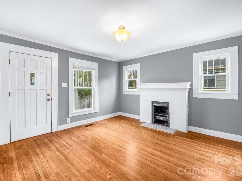 900 Sweetbriar Street, Charlotte, NC 28205.  MLS# CAR4352332, YatesRealty ID 12825. 