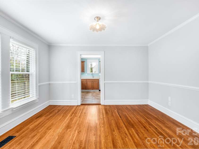 900 Sweetbriar Street, Charlotte, NC 28205.  MLS# CAR4352332, YatesRealty ID 12825. 