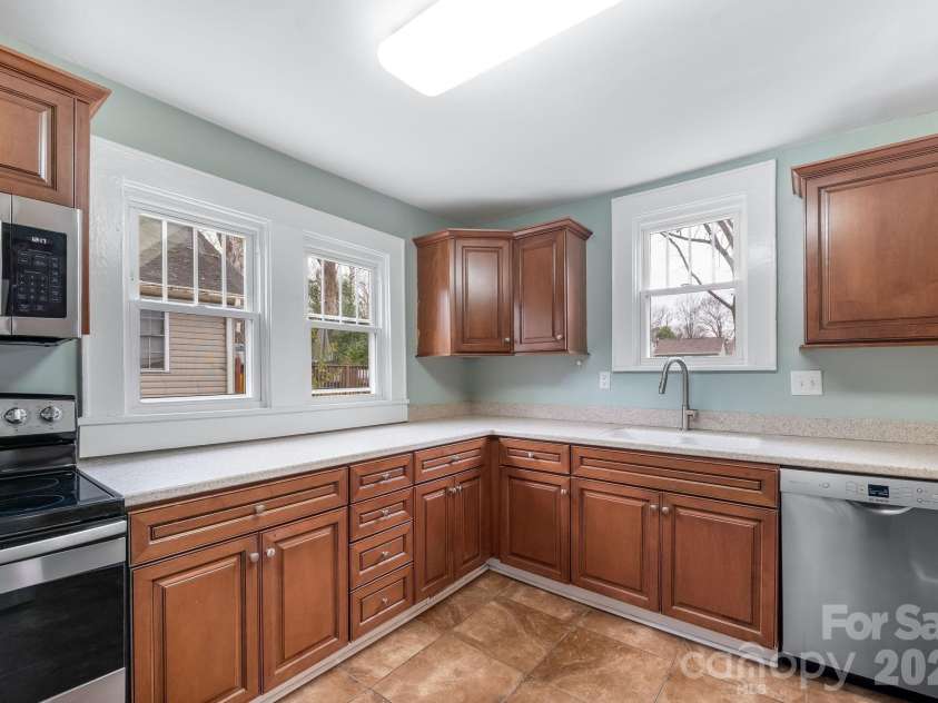 900 Sweetbriar Street, Charlotte, NC 28205.  MLS# CAR4352332, YatesRealty ID 12825. 