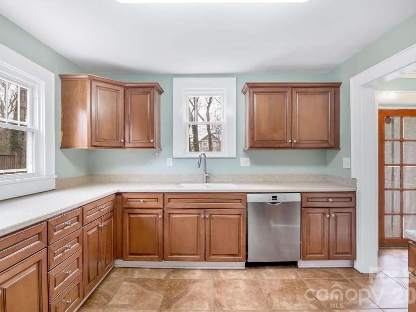 900 Sweetbriar Street, Charlotte, NC 28205.  MLS# CAR4352332, YatesRealty ID 12825. 