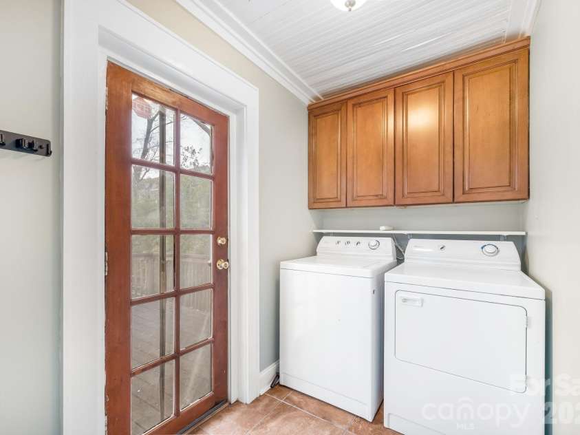900 Sweetbriar Street, Charlotte, NC 28205.  MLS# CAR4352332, YatesRealty ID 12825. 